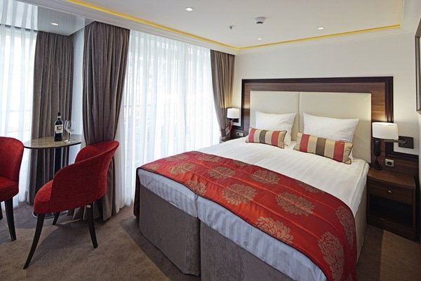 Riviera Travel, MS William Shakespeare, Deluxe Suite 1.jpg